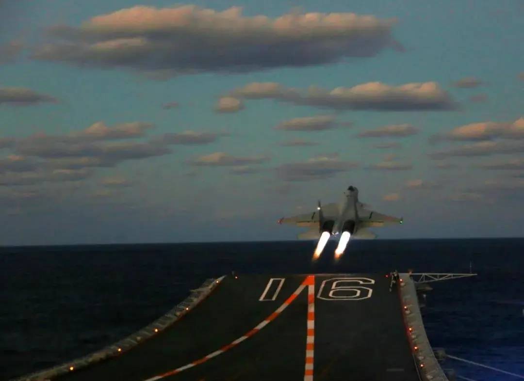 辽宁舰编队完成远海实战化训练返回青岛  第3张