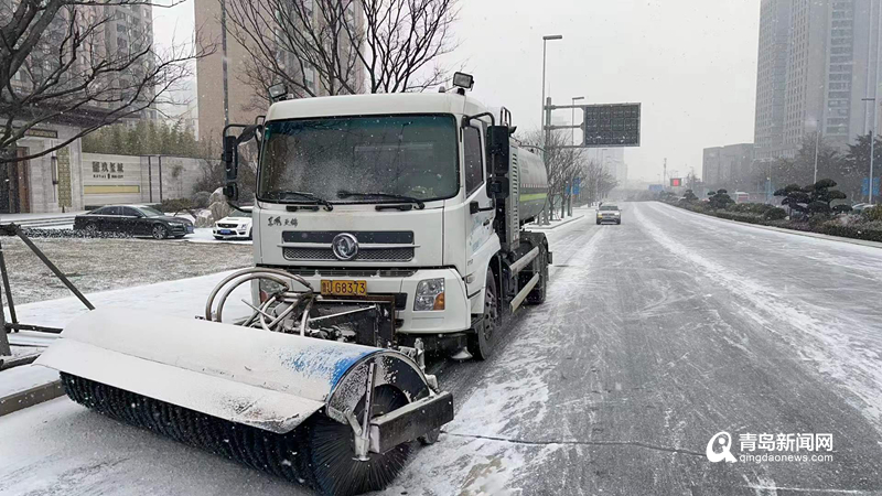 青岛启动城市冰雪灾害Ⅳ级应急响应 道路融雪除冰持续进行  第1张