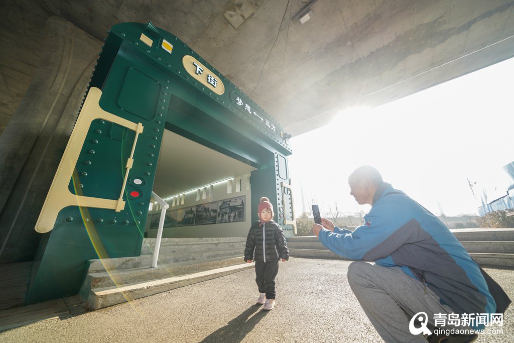 沧口老桥洞变身“时光隧道” 这样的“绿皮火车”你见过吗  第8张