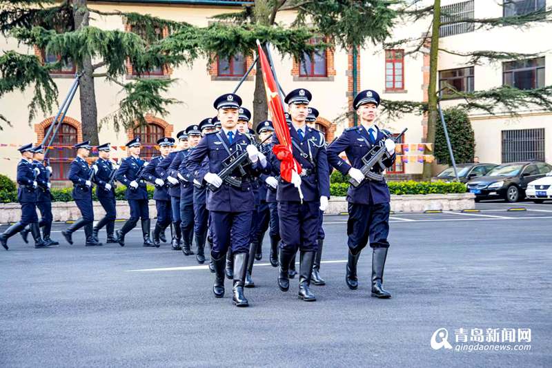 青岛市公安局举行2022年元旦升国旗仪式  第1张