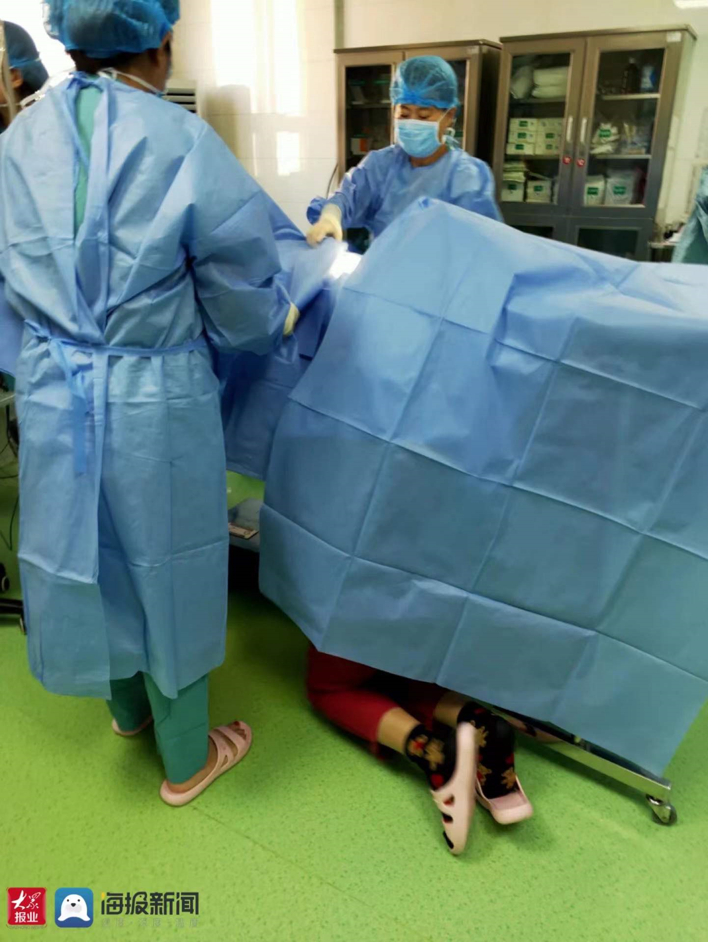 青岛市即墨区人民医院最美托举姐 她跪地托救20分钟……  第2张