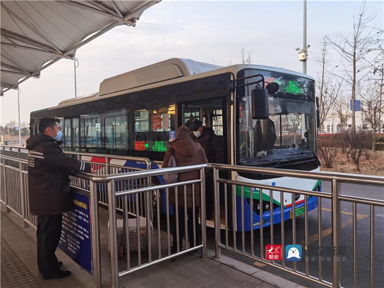 年关将近 青岛温馨巴士加强防疫打造“平安车厢”  第1张