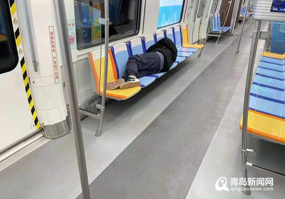把地铁车座当“单人床”？批评教育+行政处罚！